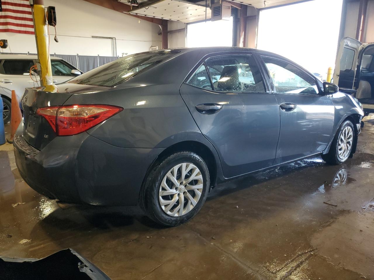 2018 Toyota Corolla VIN 2T1BURHE8JC043543 Copart auction photo, front end / rear end damage thumbnail 3