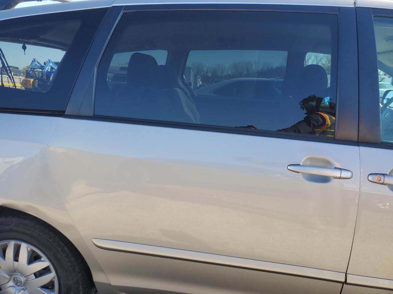 2006 Toyota Sienna VIN 5TDZA23C06S586114 Copart auction photo, rear end damage thumbnail 11