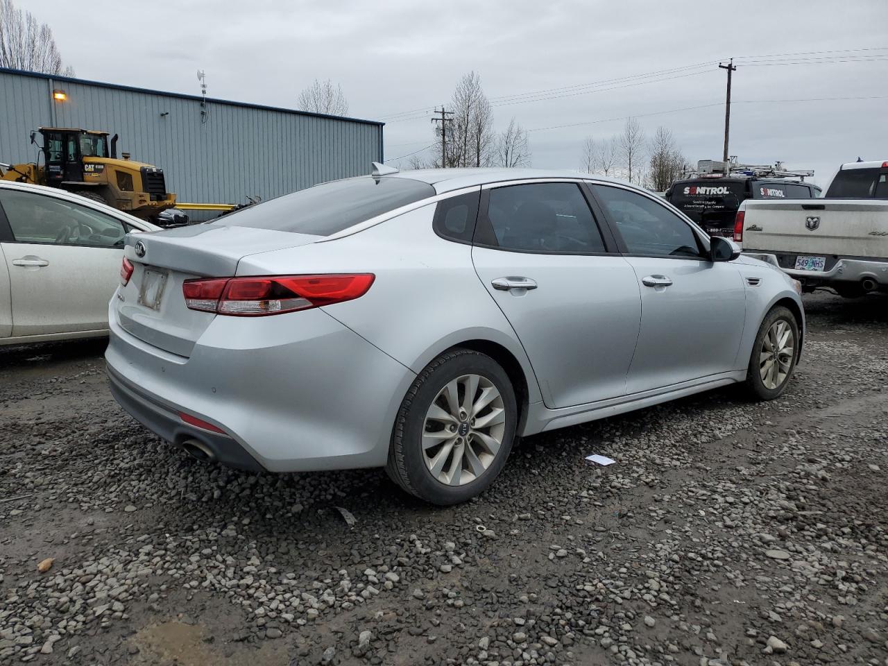 2018 KIA Optima VIN 5XXGT4L3XJG251773 Copart auction photo, vandalism damage thumbnail 3