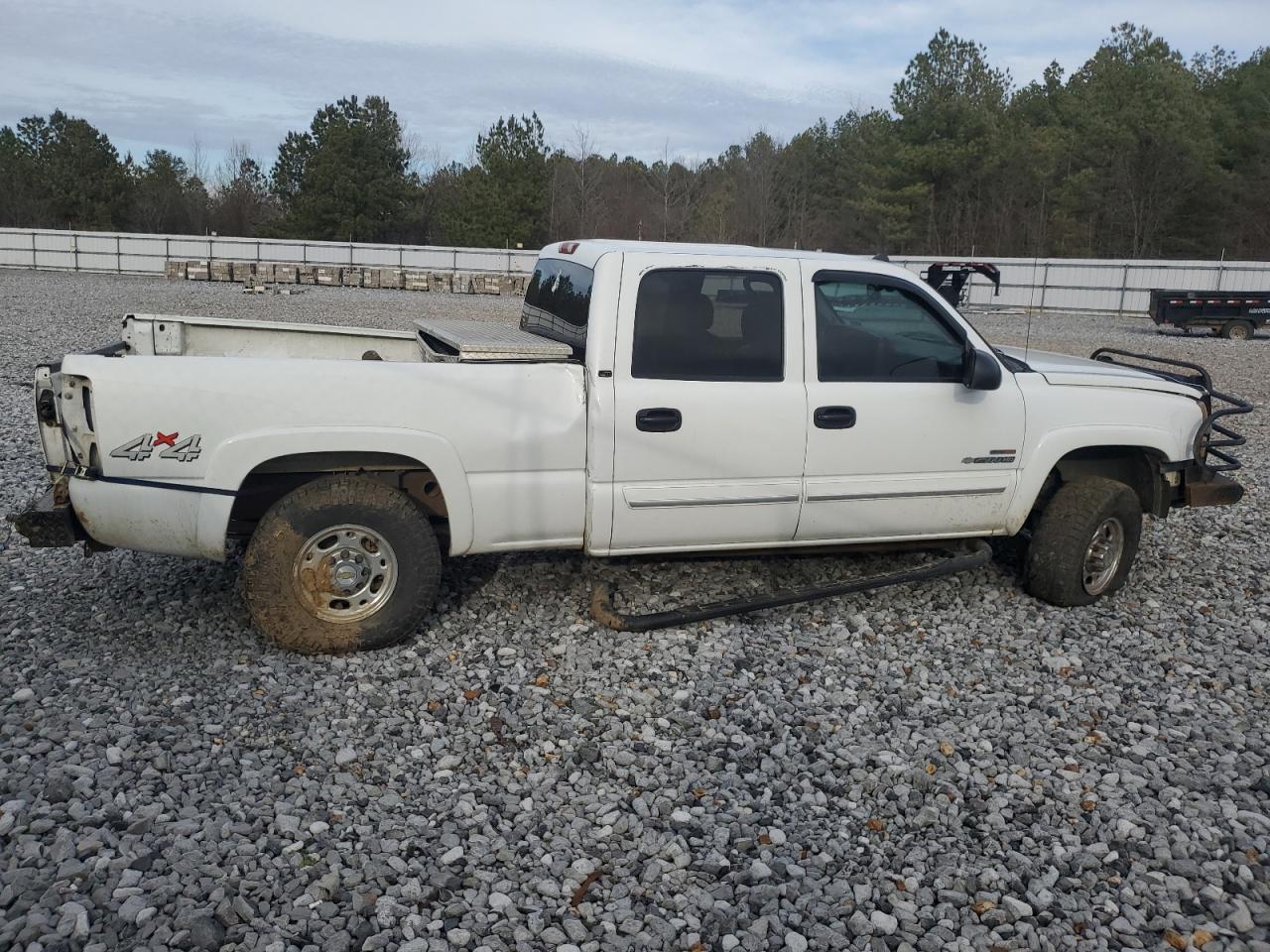 2004 Chevrolet Silverado VIN 1GCHK232X4F218925 Copart auction photo, rear end / side damage thumbnail 3