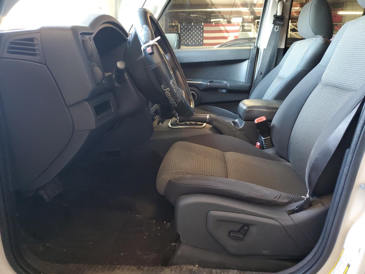 2010 Jeep Commander VIN 1J4RG4GK3AC156707 Copart auction photo, undercarriage / minor dent/scratches damage thumbnail 7
