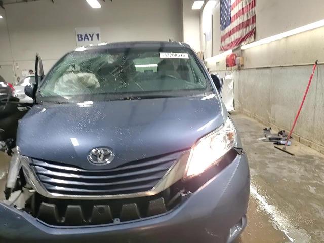 2017 Toyota Sienna VIN 5TDKZ3DCXHS772647 Copart auction photo, front end damage thumbnail 14