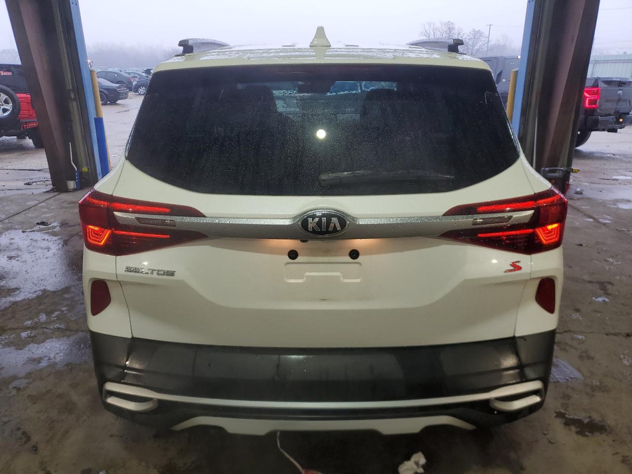 2021 KIA Seltos VIN KNDEUCAA0M7138119 Copart auction photo, front end damage thumbnail 6