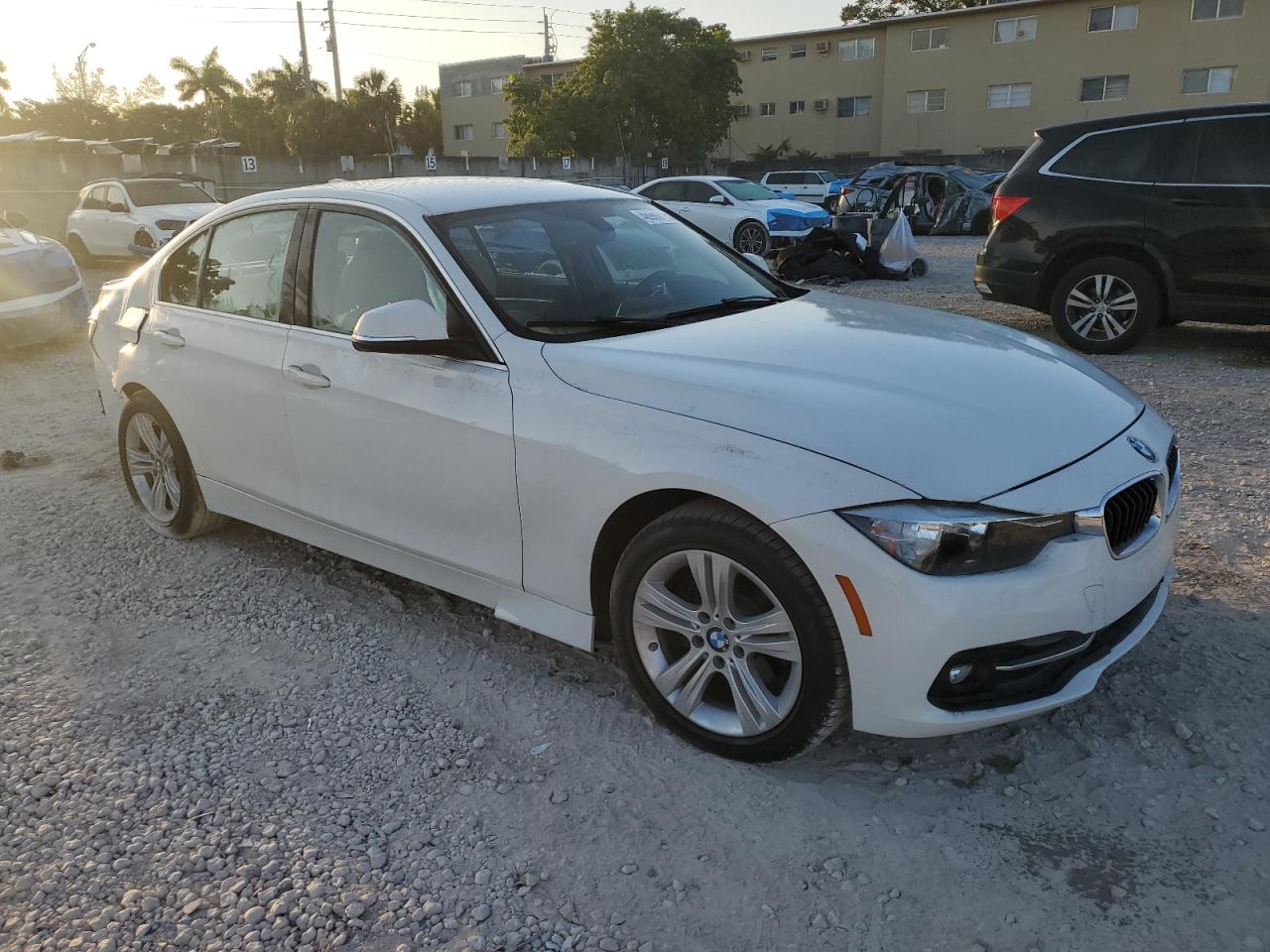 2017 BMW 3er VIN WBA8B9G5XHNU50365 Copart auction photo, rear end / minor dent/scratches damage thumbnail 4
