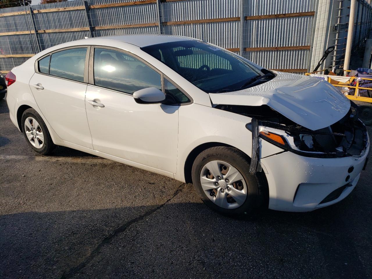 2017 KIA Forte VIN 3KPFK4A74HE079392 Copart auction photo, front end / minor dent/scratches damage thumbnail 4