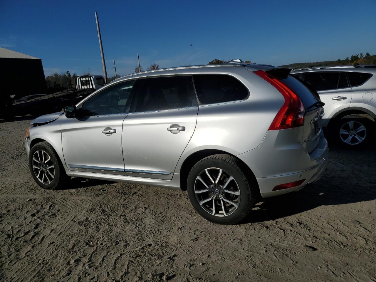2017 Volvo XC60 VIN YV449MRR6H2028043 Copart auction photo, front end damage thumbnail 2