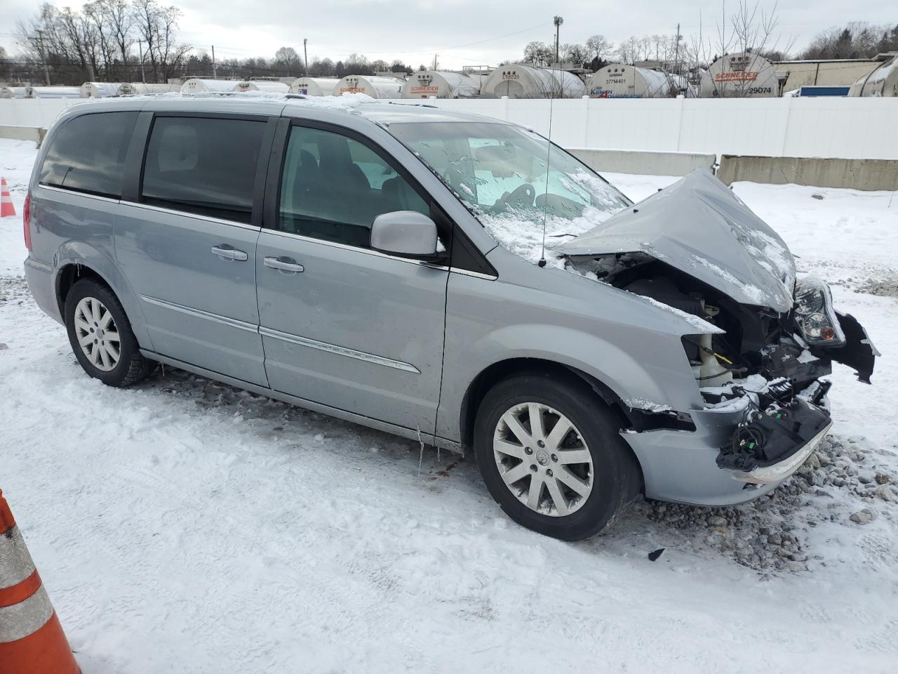 2015 Chrysler Town & Country VIN 2C4RC1BG3FR601822 Copart auction photo, front end damage thumbnail 4