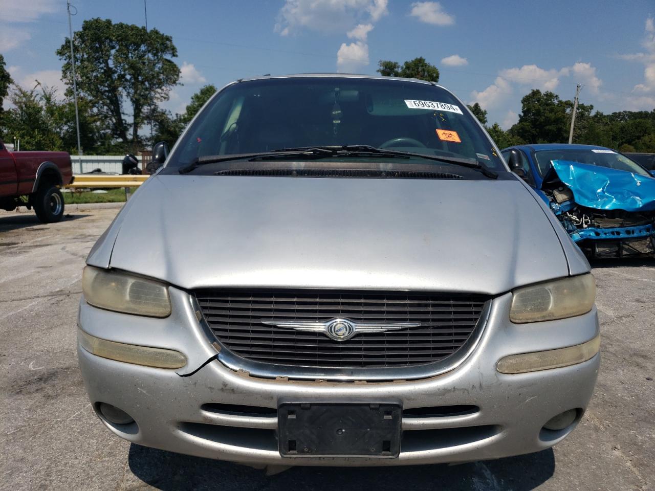 2000 Chrysler Town & Country VIN 1C4GP54L2YB534385 Copart auction photo, rear end / front end damage thumbnail 5
