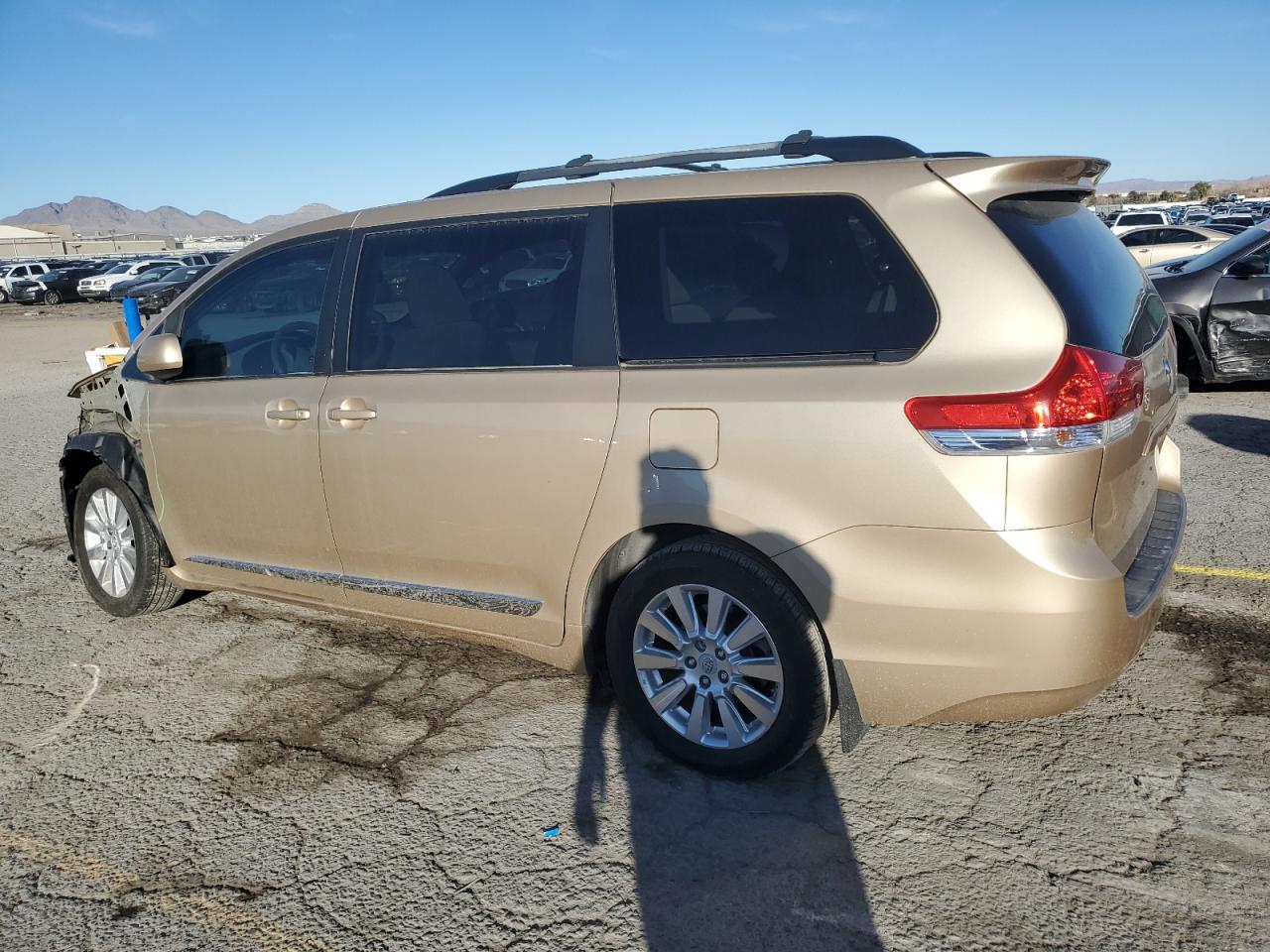 2011 Toyota Sienna VIN 5TDJK3DC1BS020679 Copart auction photo, front end damage thumbnail 2