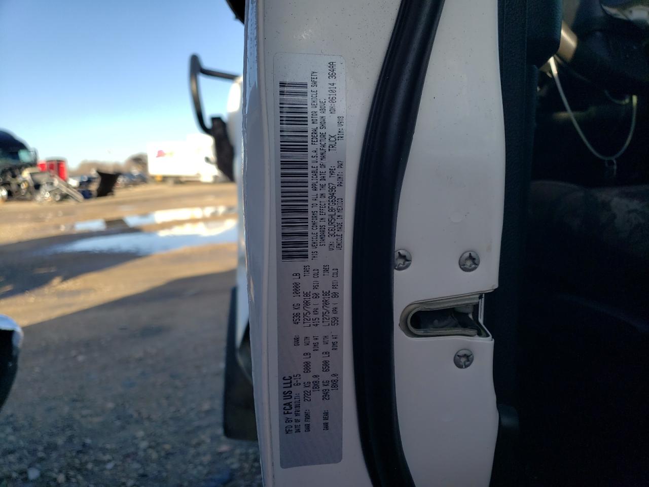 2015 RAM 2500 VIN 3C6UR5HL8FG694967 Copart auction photo, front end / side damage thumbnail 12