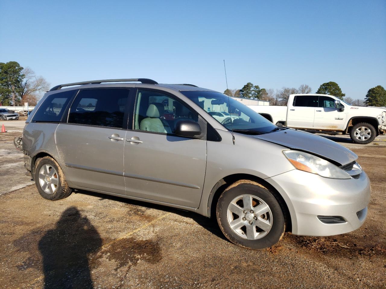 2007 Toyota Sienna VIN 5TDZK23C27S082095 Copart auction photo, rear end damage thumbnail 4