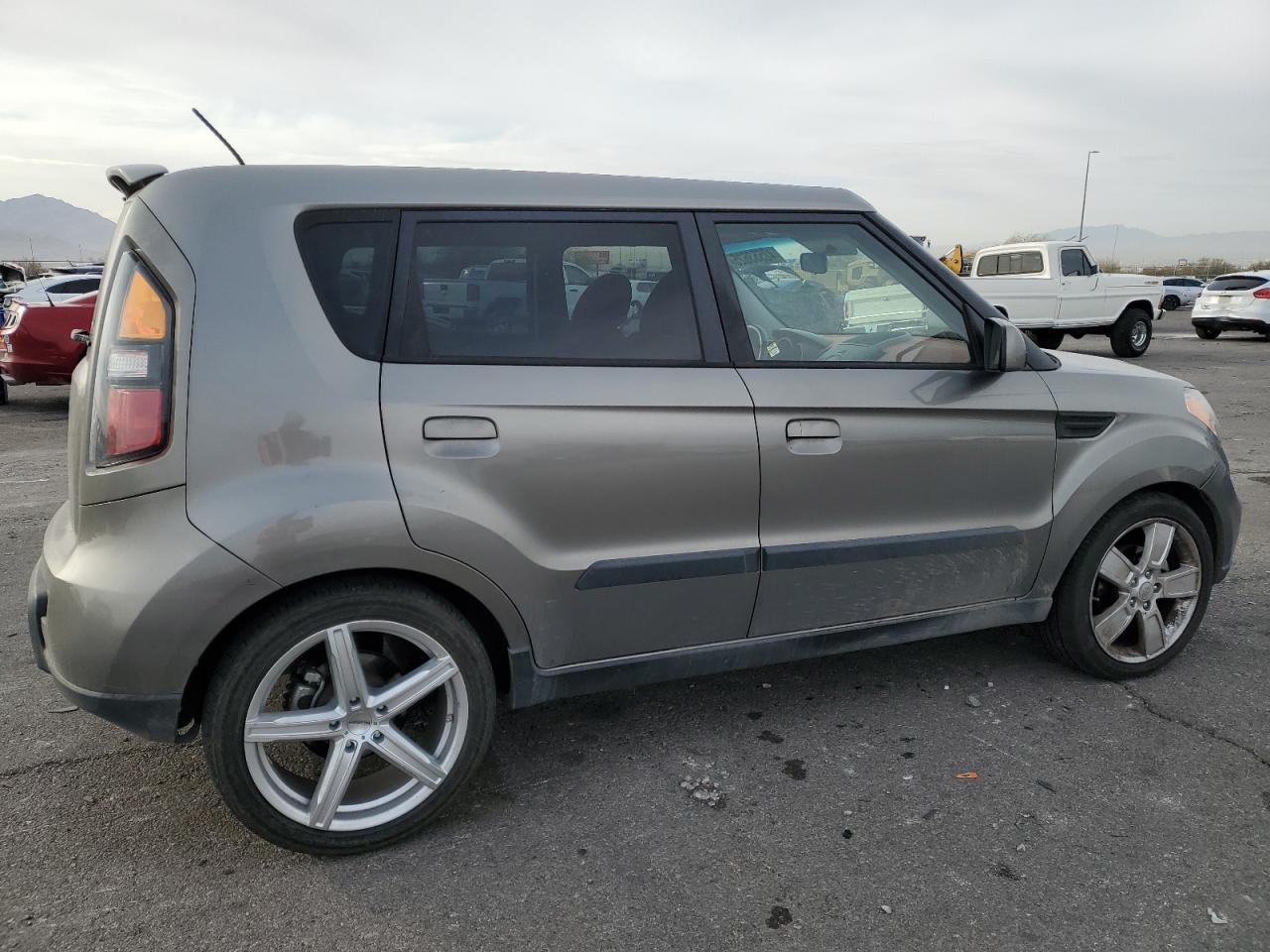 2010 KIA Soul VIN KNDJT2A21A7047571 Copart auction photo, side / rear end damage thumbnail 3