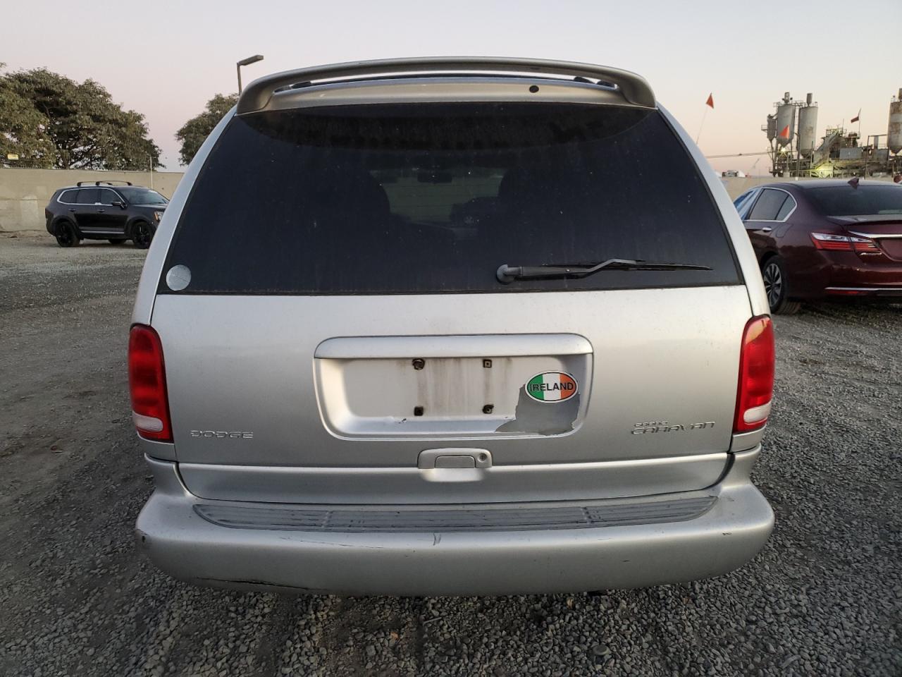2000 Dodge Caravan VIN 2B4GP44R4YR678811 Copart auction photo, front end / minor dent/scratches damage thumbnail 6