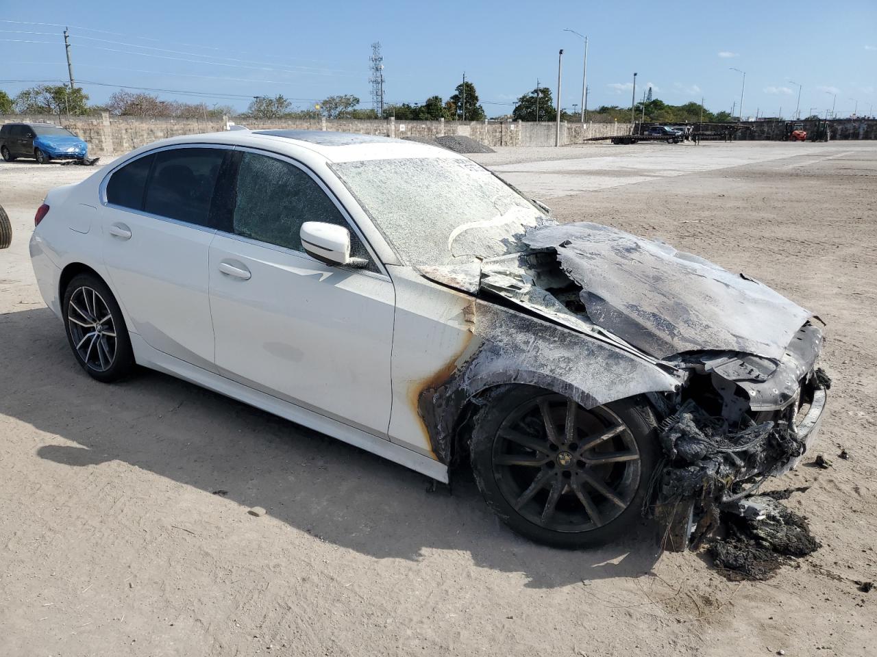 2020 BMW 3er VIN 3MW5R1J03L8B09351 Copart auction photo, burn - engine / front end damage thumbnail 4