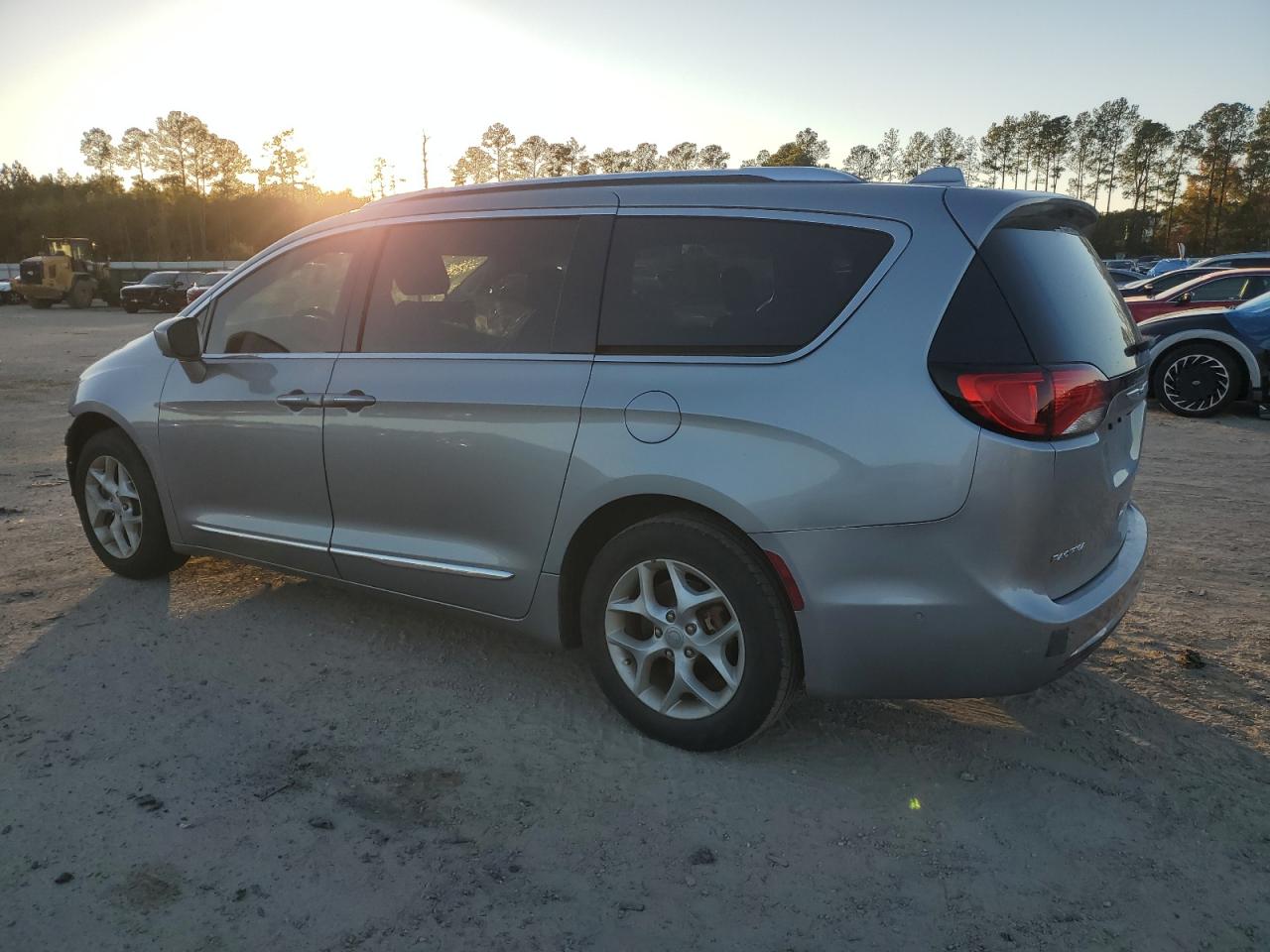 2019 Chrysler Pacifica VIN 2C4RC1BG4KR526817 Copart auction photo, front end damage thumbnail 2