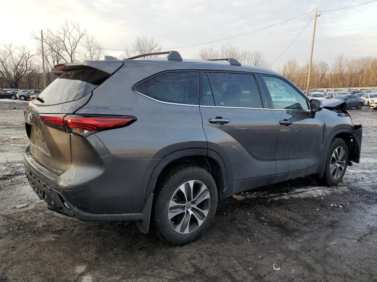 2022 Toyota Highlander VIN 5TDHZRBH9NS597430 Copart auction photo, front end / minor dent/scratches damage thumbnail 3