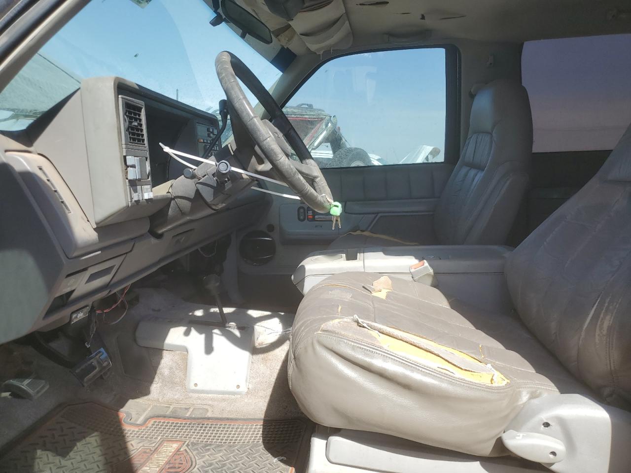 1994 GMC Yukon VIN 1GKEK18K7RJ767237 Copart auction photo, front end / minor dent/scratches damage thumbnail 7