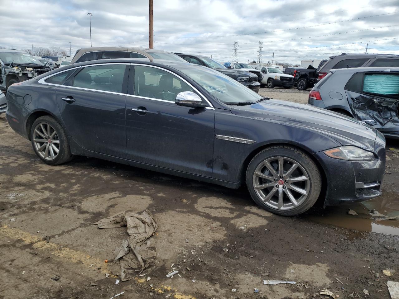 2017 Jaguar XJ VIN SAJWJ2GD8H8W07547 Copart auction photo, side damage thumbnail 4