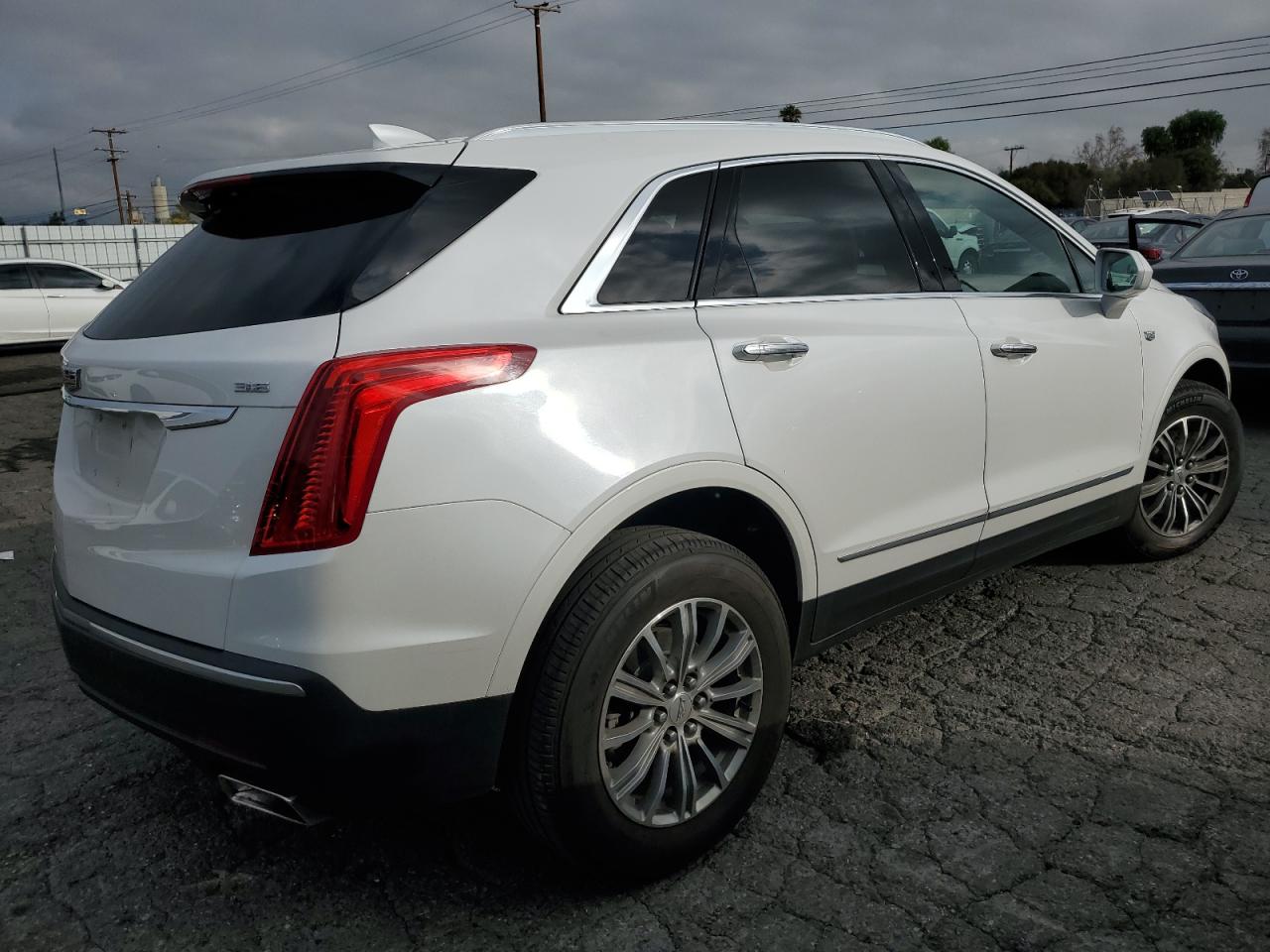 2018 Cadillac XT5 VIN 1GYKNCRS7JZ164739 Copart auction photo, side / front end damage thumbnail 3