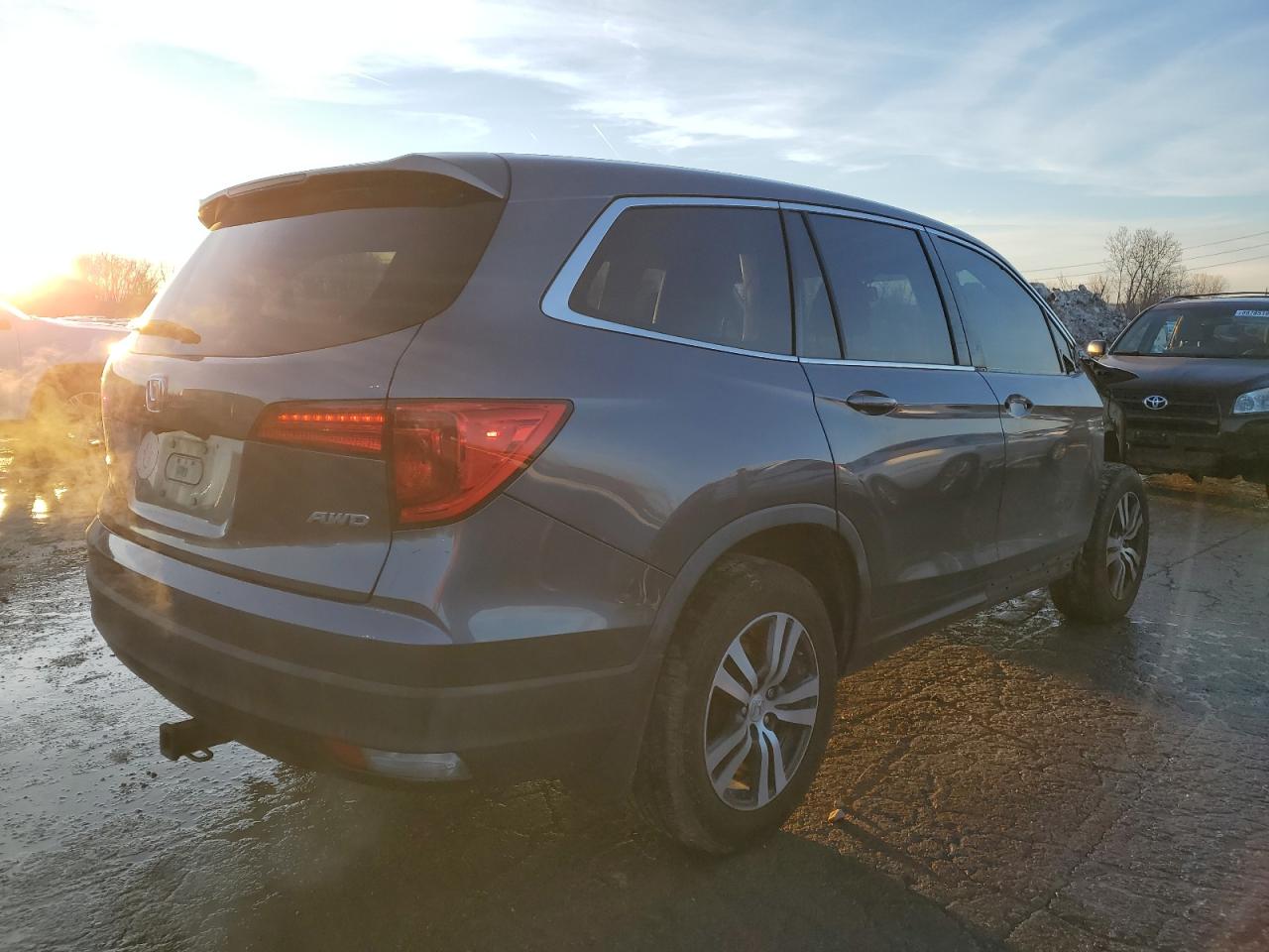 2017 Honda Pilot VIN 5FNYF6H59HB011225 Copart auction photo, front end / side damage thumbnail 3