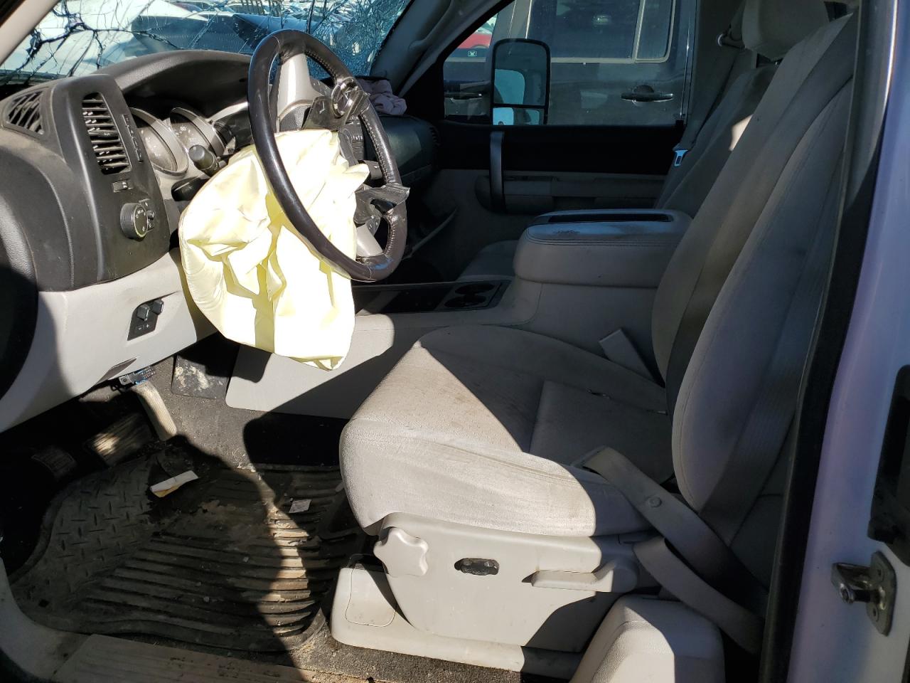 2007 Chevrolet Silverado VIN 1GCHK29K17E594964 Copart auction photo, front end damage thumbnail 7