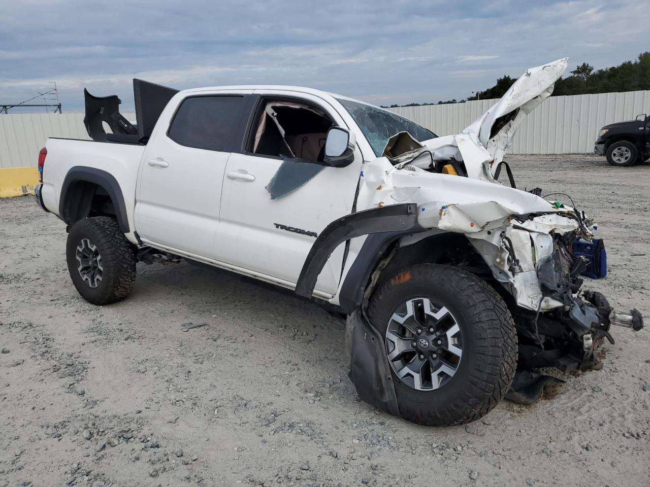 2019 Toyota Tacoma VIN 3TMCZ5AN5KM282937 Copart auction photo, front end / side damage thumbnail 4