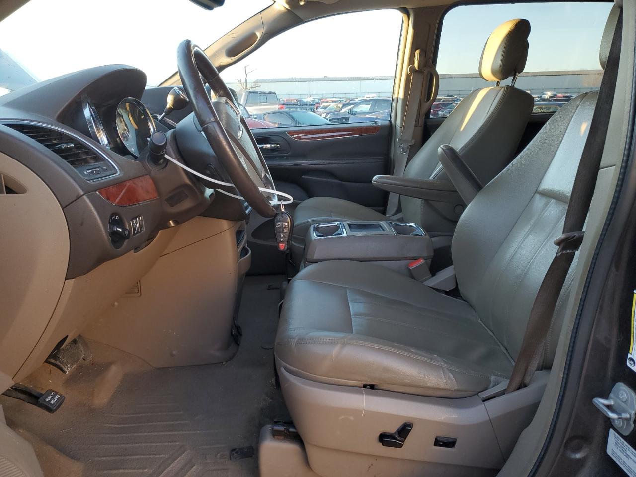 2015 Chrysler Town & Country VIN 2C4RC1BG6FR754887 Copart auction photo, front end / minor dent/scratches damage thumbnail 7