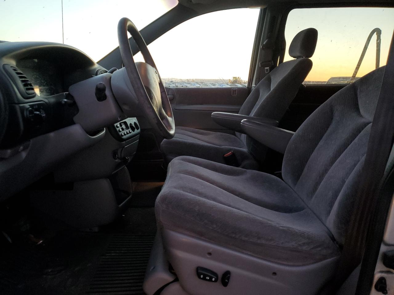 2000 Dodge Caravan VIN 2B4GP44R4YR678811 Copart auction photo, front end / minor dent/scratches damage thumbnail 7