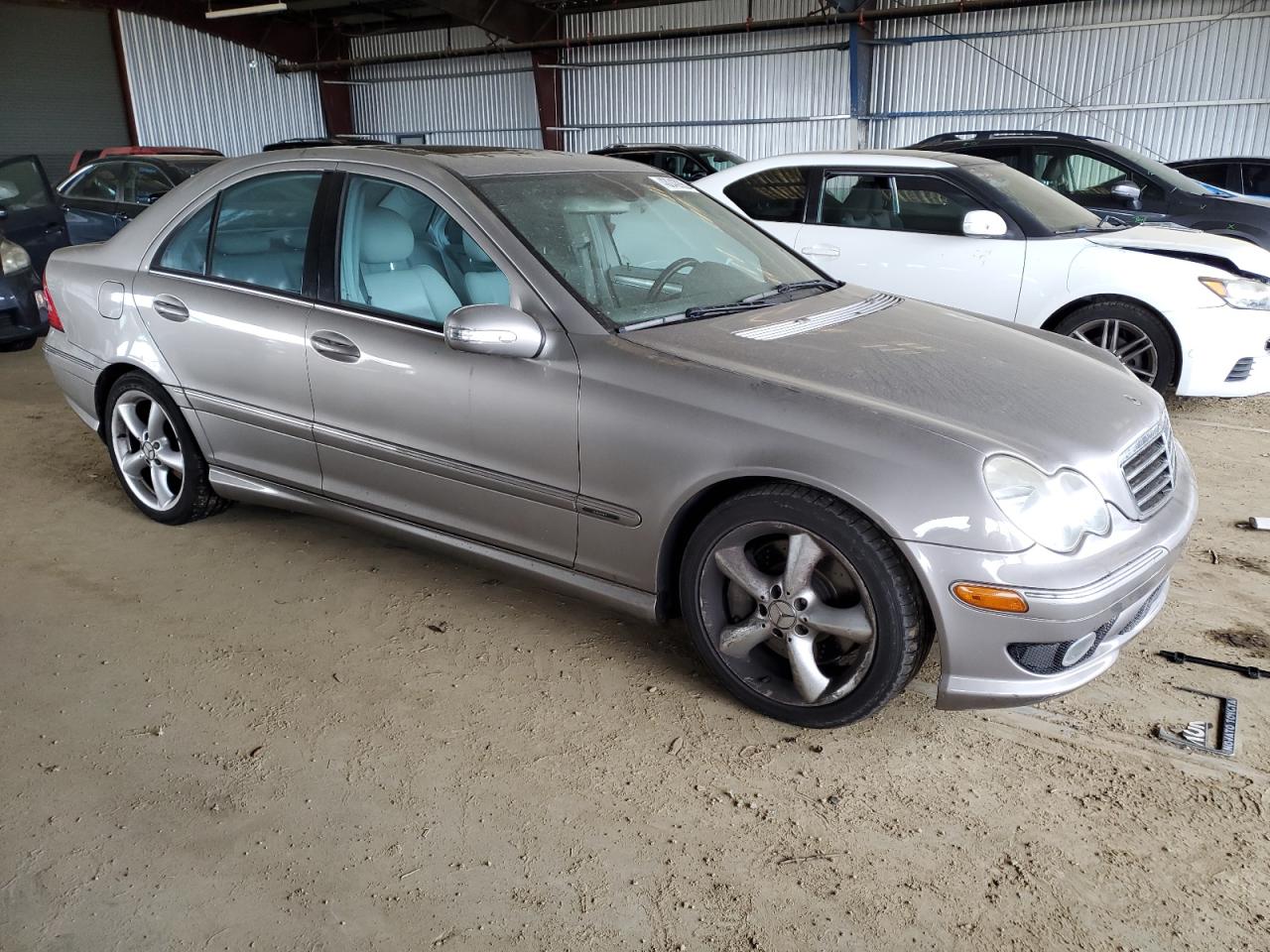 2005 Mercedes-Benz C-klasse VIN WDBRF40JX5A811861 Copart auction photo, vandalism damage thumbnail 4