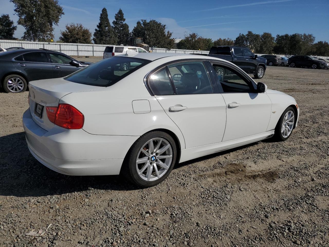 2011 BMW 3er VIN WBAPH5G5XBNM81805 Copart auction photo, front end / side damage thumbnail 3