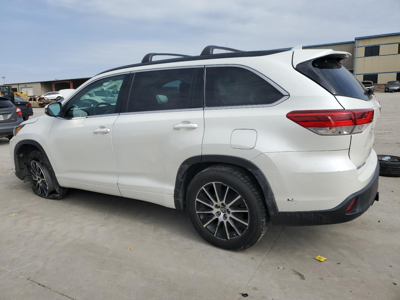 2018 Toyota Highlander VIN 5TDKZRFHXJS533603 Copart auction photo, all over damage thumbnail 2