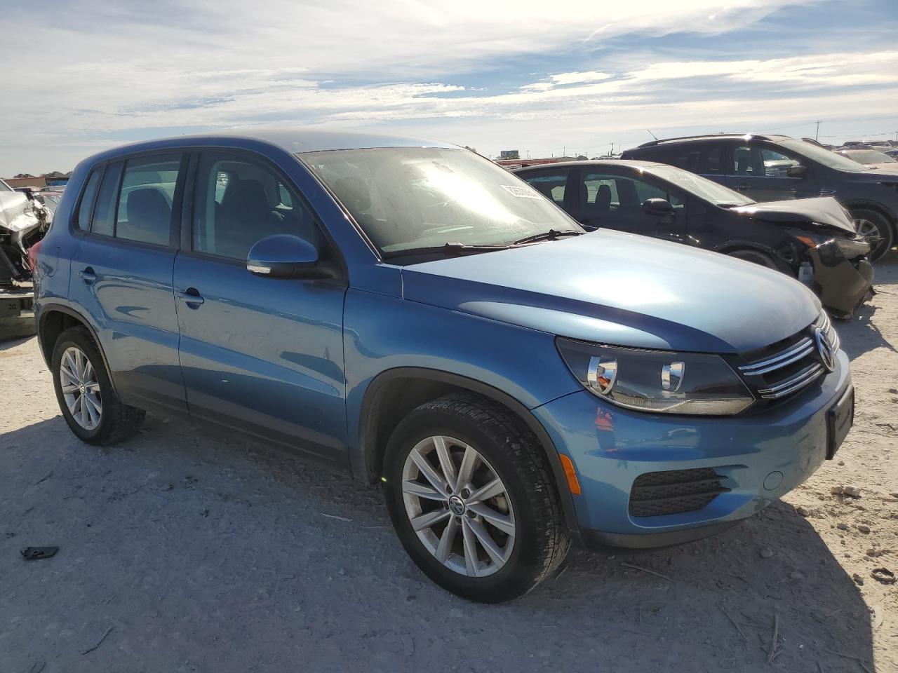 2017 Volkswagen Tiguan VIN WVGAV7AX8HK050991 Copart auction photo, minor dent/scratches damage thumbnail 4