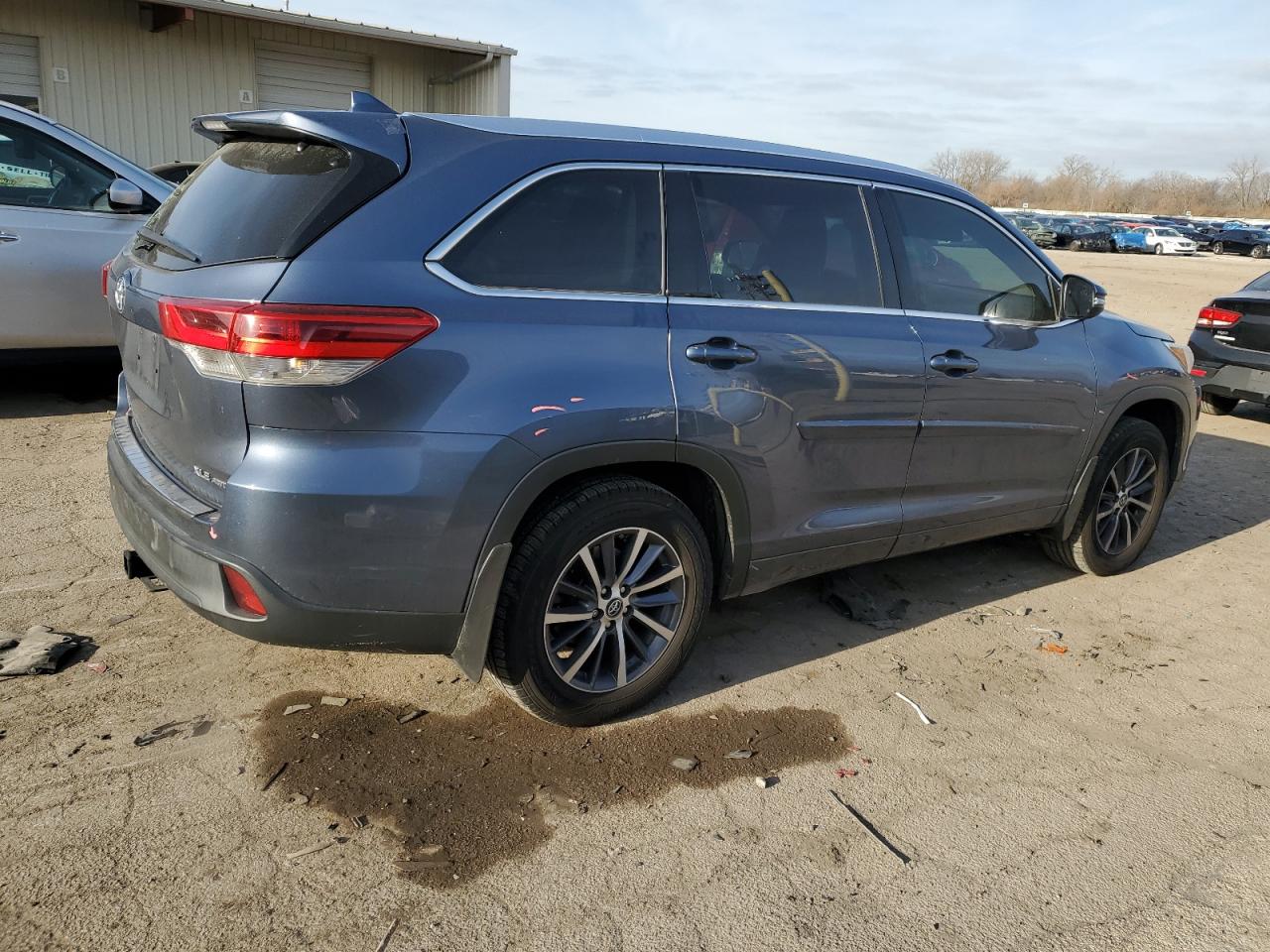 2017 Toyota Highlander VIN 5TDJZRFH0HS389713 Copart auction photo, side / undercarriage damage thumbnail 3