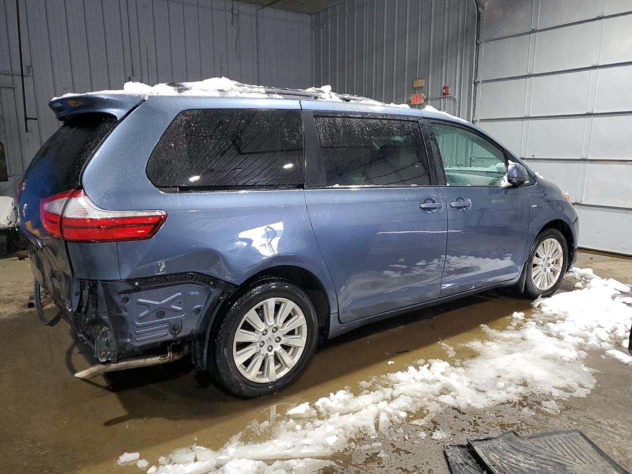 2017 Toyota Sienna VIN 5TDJZ3DC1HS166794 Copart auction photo, rear end / minor dent/scratches damage thumbnail 3