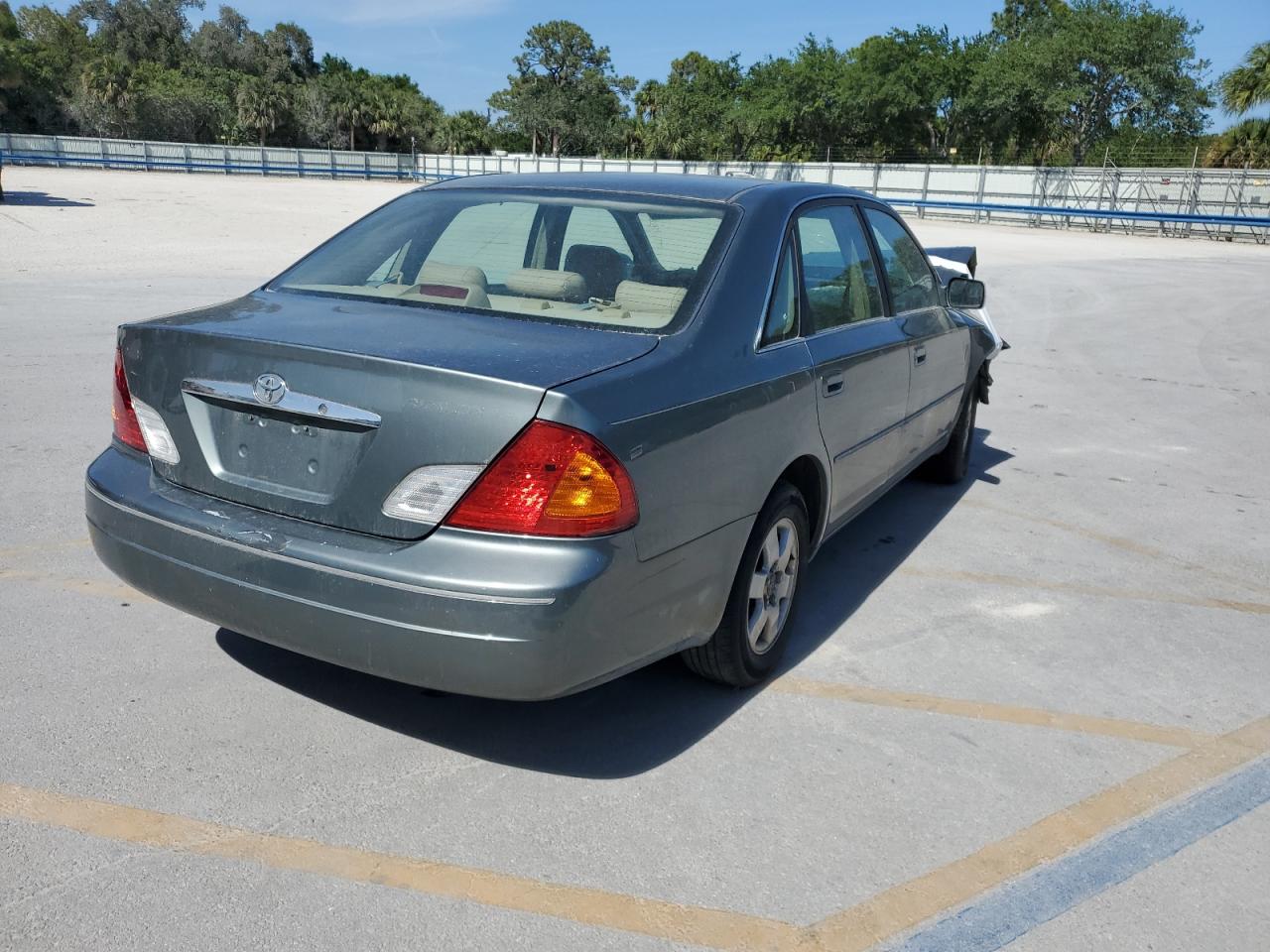 2000 Toyota Avalon VIN 4T1BF28B7YU068319 Copart auction photo, front end / side damage thumbnail 3
