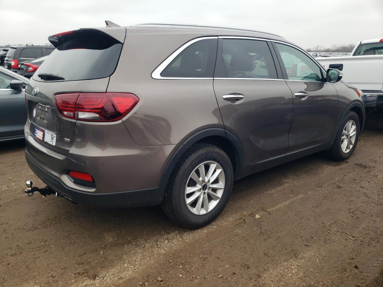 2019 KIA Sorento VIN 5XYPG4A34KG567982 Copart auction photo, front end / side damage thumbnail 3