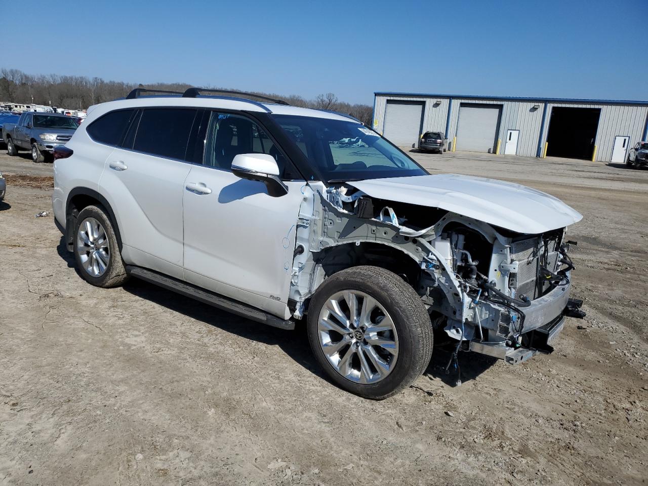 2024 Toyota Highlander VIN 5TDXBRCHXRS640936 Copart auction photo, front end / minor dent/scratches damage thumbnail 4