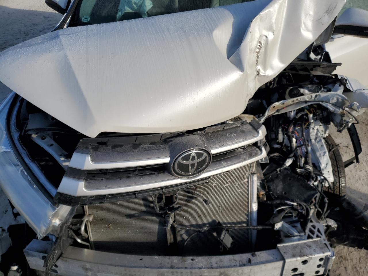 2019 Toyota Highlander VIN 5TDJZRFH4KS587170 Copart auction photo, front end / minor dent/scratches damage thumbnail 14