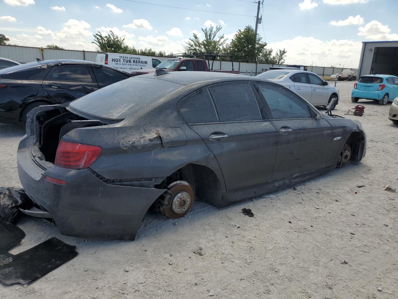 2013 BMW 5er VIN WBAFR7C53DC819974 Copart auction photo, vandalism / stripped damage thumbnail 3