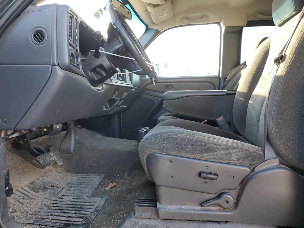 2005 Chevrolet Silverado VIN 1GCHK29U65E167598 Copart auction photo, front end damage thumbnail 7
