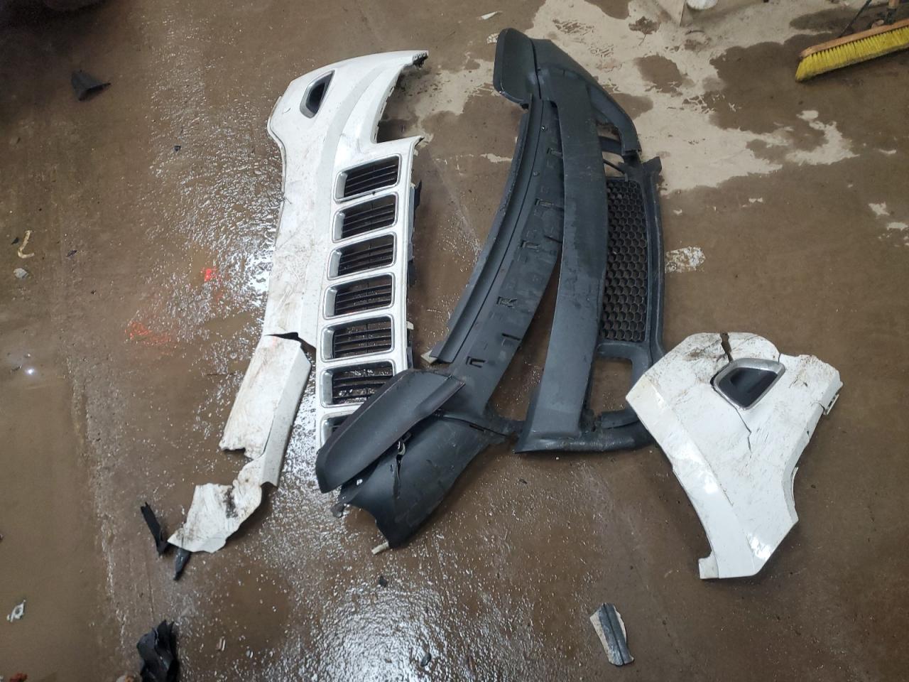 2014 Jeep Grand Cherokee VIN 1C4RJFAG3EC421896 Copart auction photo, front end damage thumbnail 13