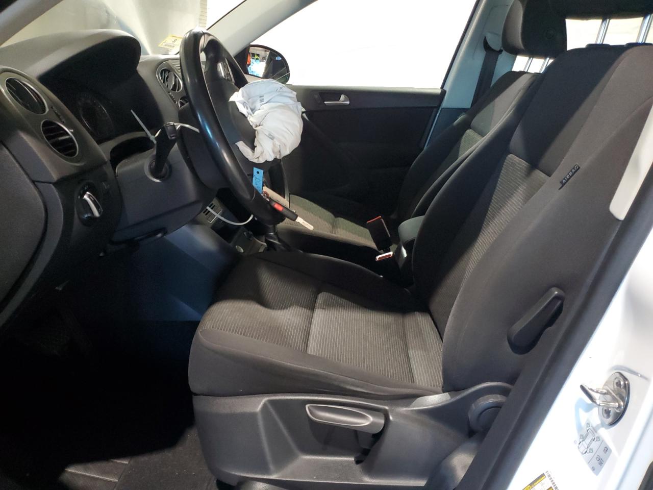 2017 Volkswagen Tiguan VIN WVGBV7AX5HK050807 Copart auction photo, front end damage thumbnail 7