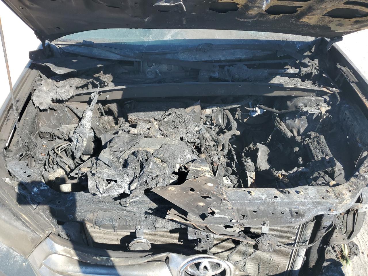 2011 Toyota Highlander VIN 5TDBK3EH2BS068741 Copart auction photo, burn - interior damage thumbnail 14