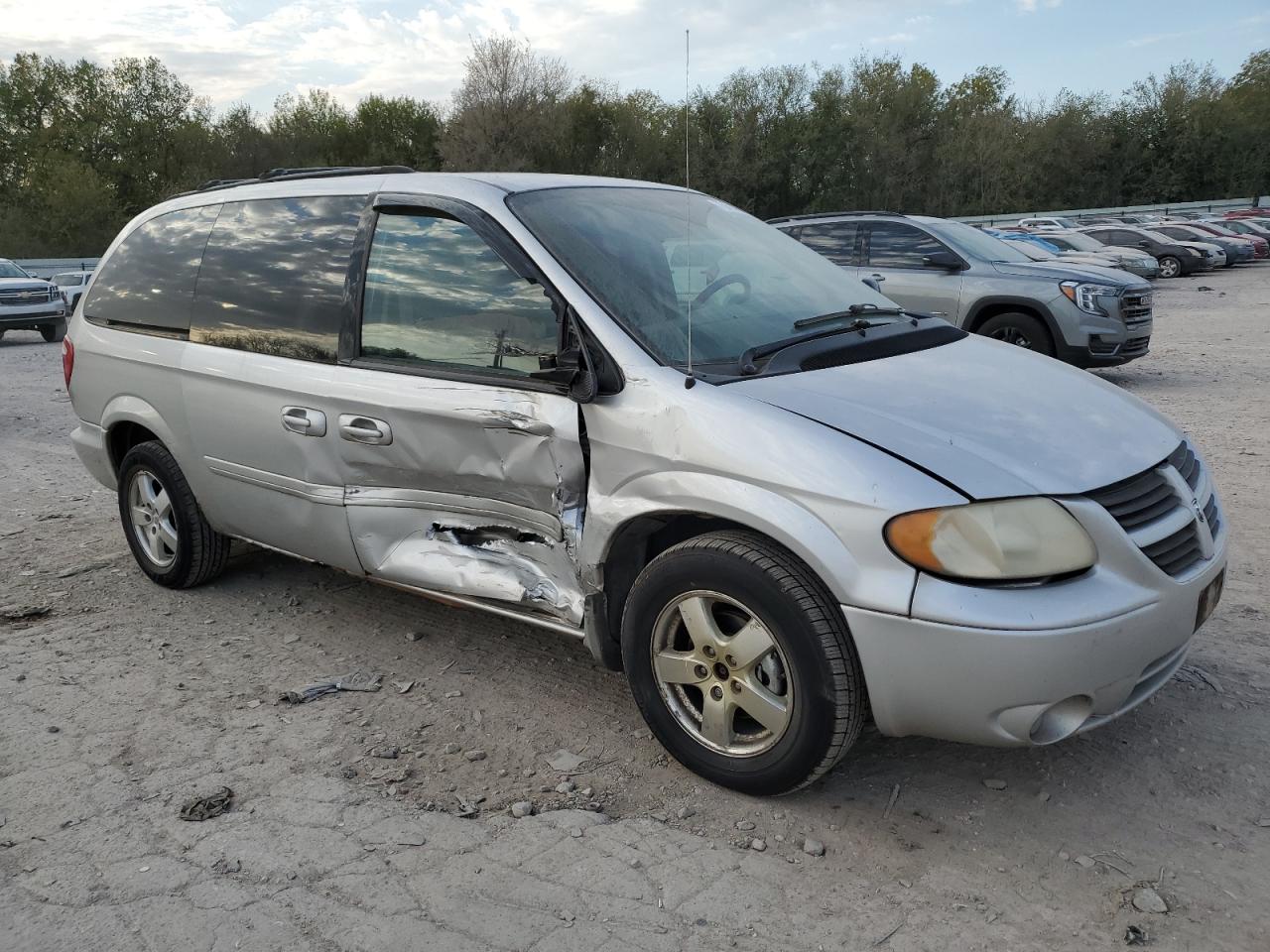 2007 Dodge Caravan VIN 2D4GP44L77R186807 Copart auction photo, side / front end damage thumbnail 4