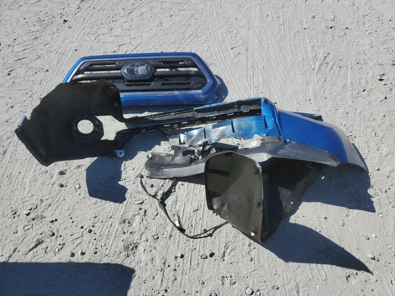 2018 Toyota Tacoma VIN 5TFAX5GN1JX127489 Copart auction photo, front end / side damage thumbnail 12