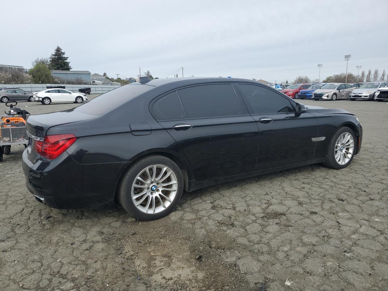 2015 BMW 7er VIN WBAYE8C54FD782389 Copart auction photo, normal wear / minor dent/scratches damage thumbnail 3