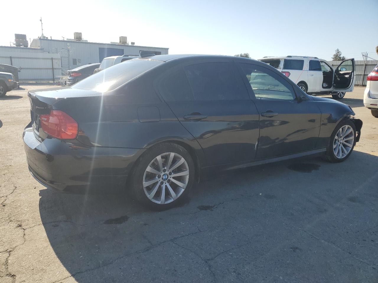 2011 BMW 3er VIN WBAPH7G57BNM59403 Copart auction photo, front end / side damage thumbnail 3