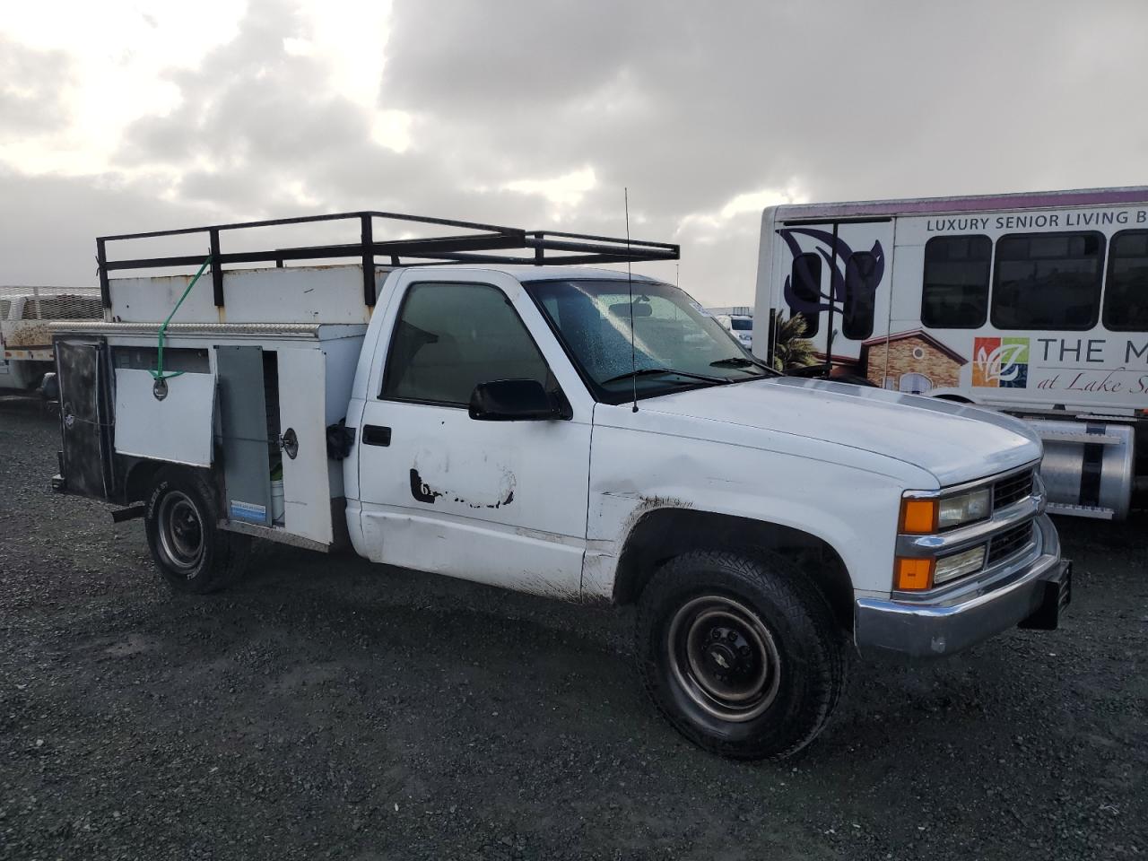 1998 Chevrolet GMT-400 VIN 1GBGC34R7WE180593 Copart auction photo, side damage thumbnail 4