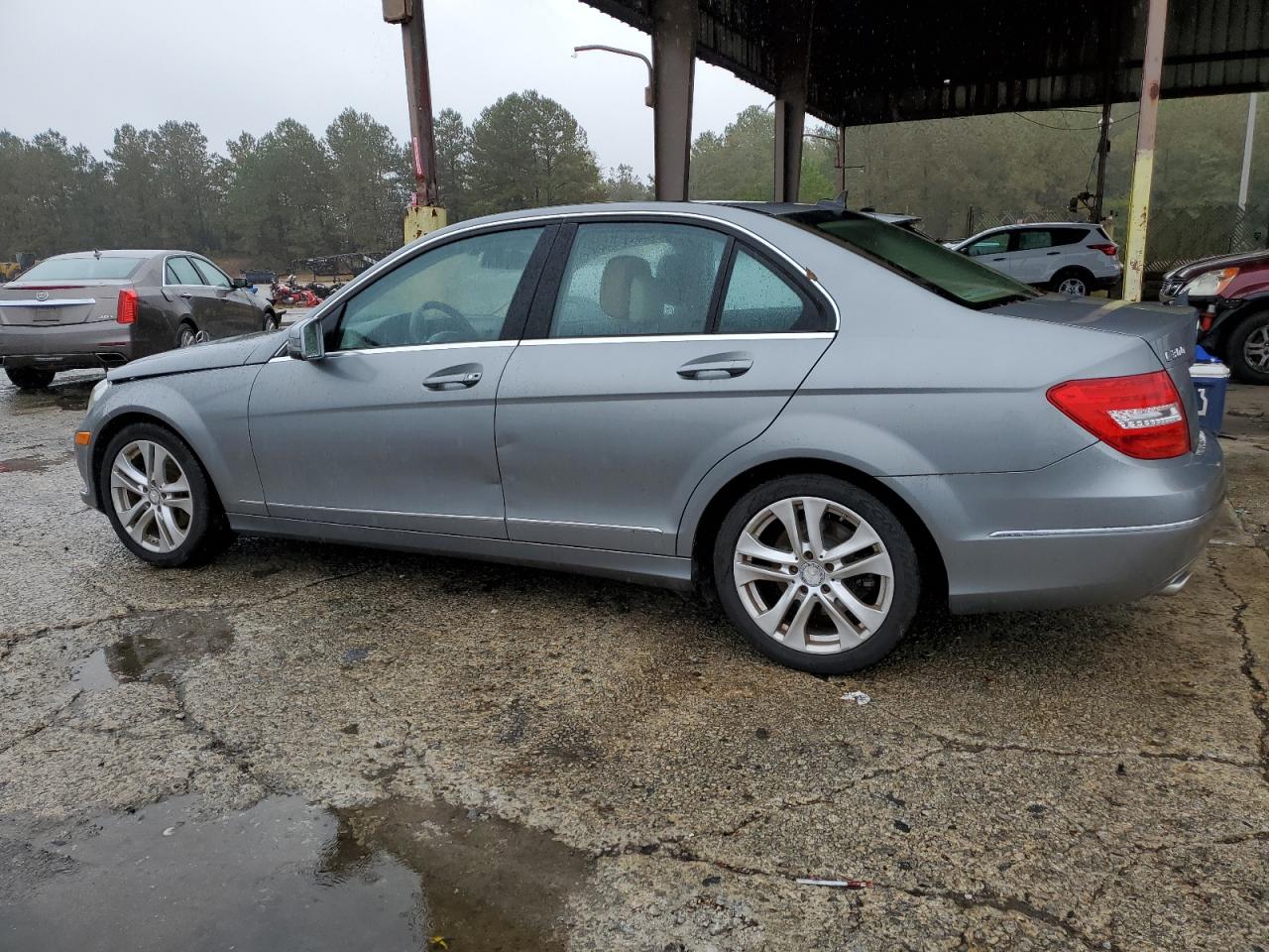 2012 Mercedes-Benz C-klasse VIN WDDGF8BB2CR226573 Copart auction photo, minor dent/scratches damage thumbnail 2