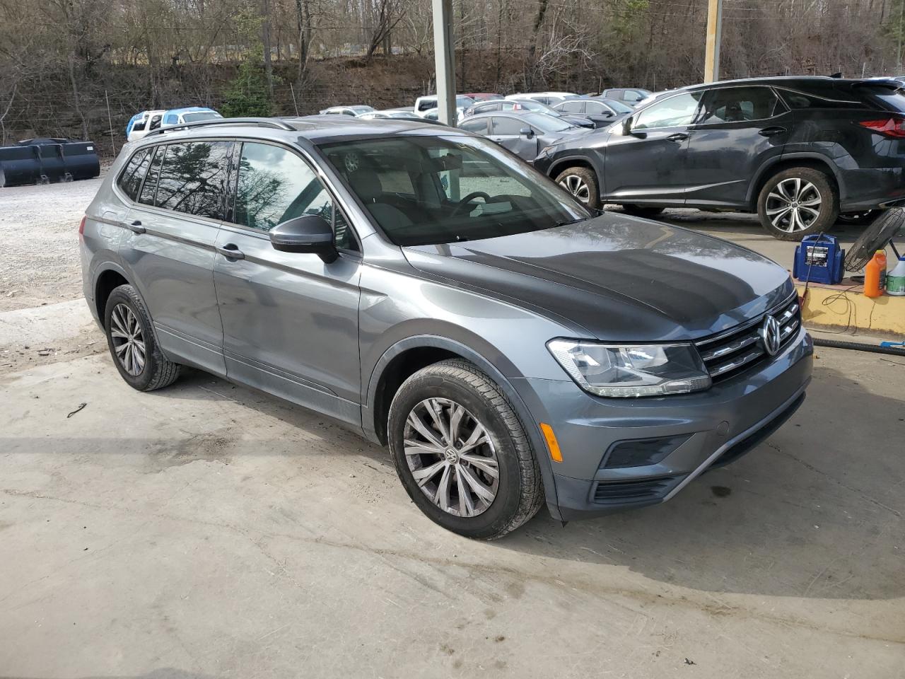 2018 Volkswagen Tiguan VIN 3VV1B7AX5JM074050 Copart auction photo, side / front end damage thumbnail 4
